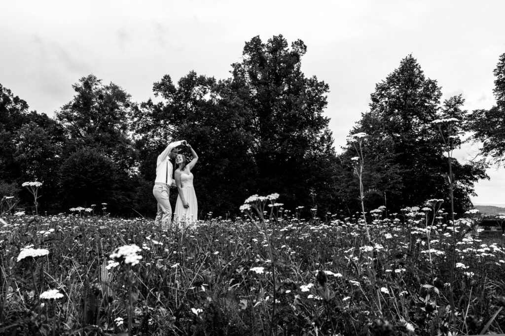 Hochzeitsfotografin München Stuttgart Betzenbuckel Boho Hochzeit Gartenhochzeit Angelika Wagener Fotografie Brautpaar Paarshooting Brautpaarfotos