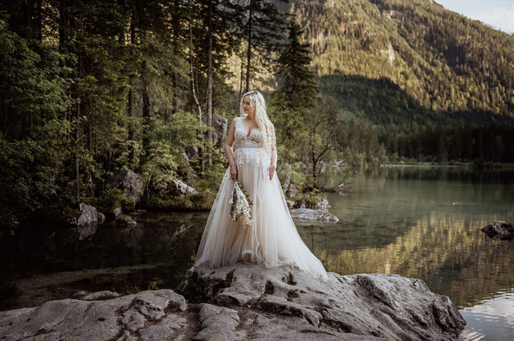 hochzeit hochzeitsfotos paarfotoshooting heiraten am hintersee zauberwald ramsau bei berchtesgaden braut am See auf Stein, elopement, wedding photographer