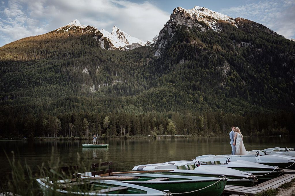 after wedding shooting hochzeitsfotos paarfotoshooting am hintersee zauberwald ramsau bei berchtesgaden braut und bräutigam im boot mit bergkulisse