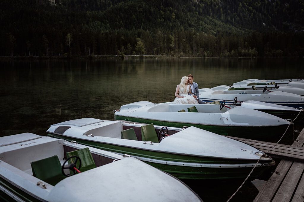 after wedding shooting hochzeitsfotos paarfotoshooting am hintersee zauberwald ramsau bei berchtesgaden braut und bräutigam im boot